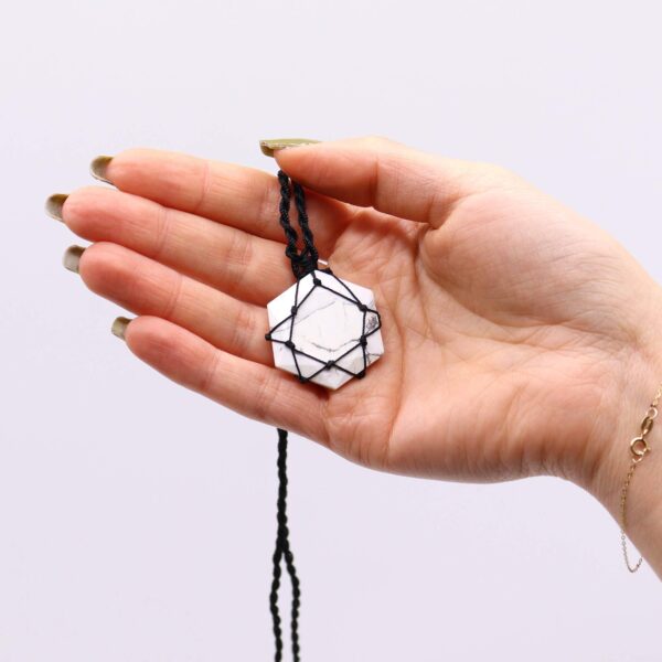 Colgante hexagonal de piedras preciosas entrelazada - Howlita blanca - Imagen 2