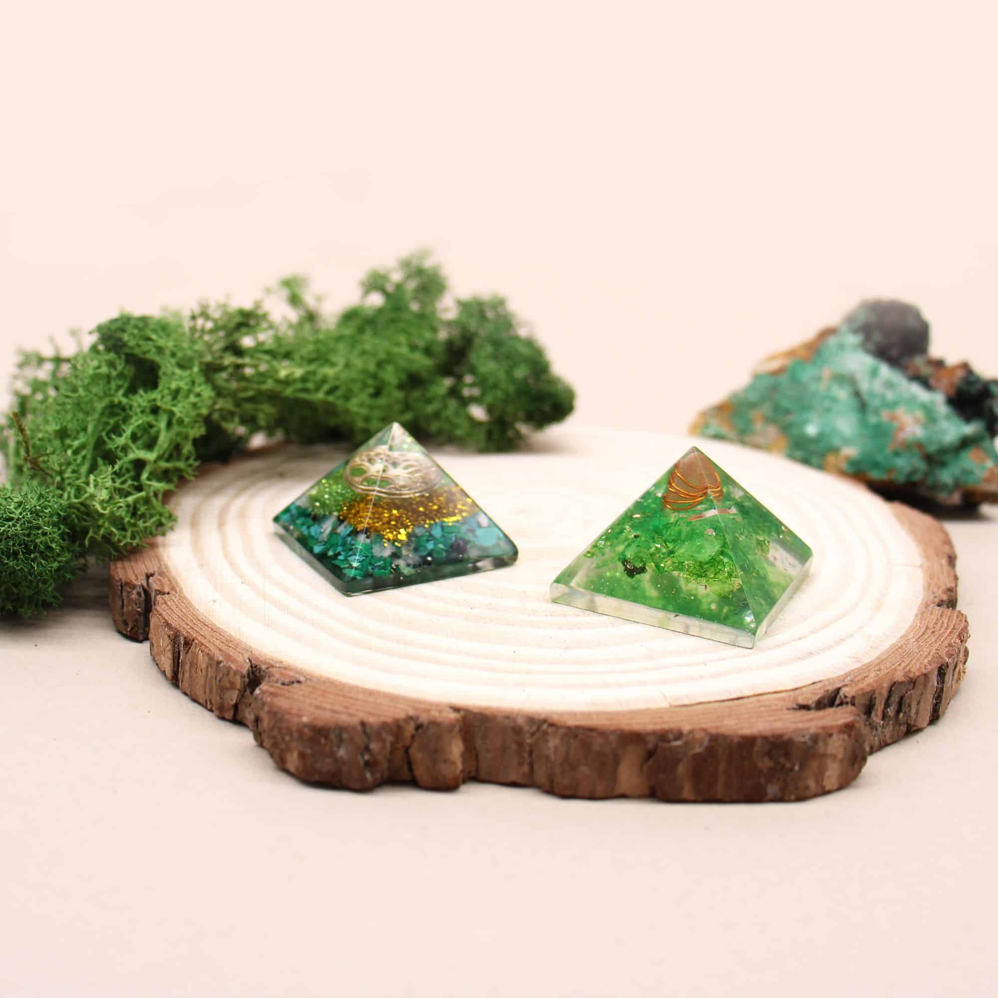 Pq. Orgonita Pirámide 25mm Gemchips y Cobre - Imagen 9