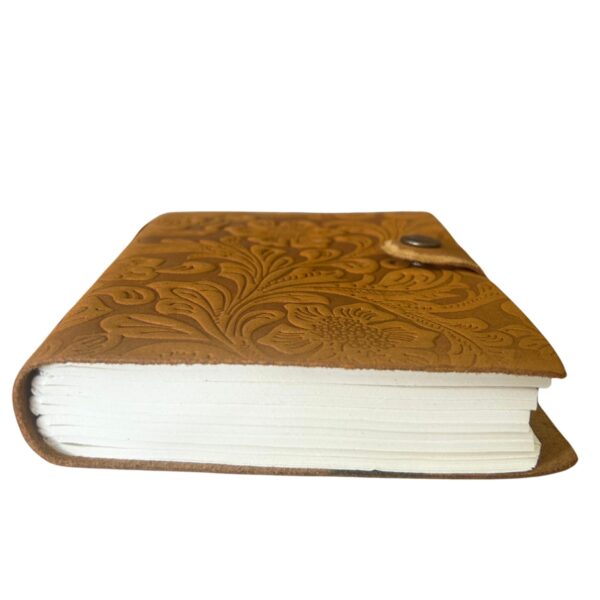 Cuaderno de cuero con relieve – Patrón floral en tono beige –  17.8×12.7 cm - Imagen 2