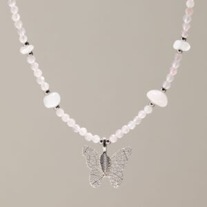 Collar de gema de cuarzo rosado Nymph con colgante de mariposa de hoja real