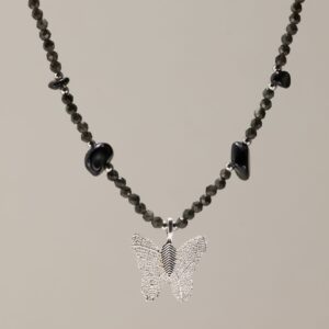 Collar de gema de obsidiana negra ninfa con colgante de mariposa hecho de una hoja real
