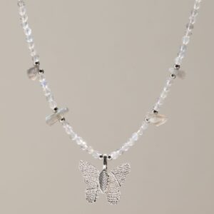 Collar de gema de labradorita Ninfa con colgante de mariposa de hoja real