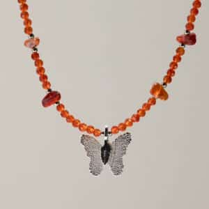 Collar de gema de rubí Nymph con colgante de mariposa hecho con una hoja real
