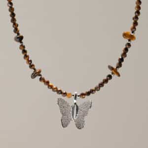 Collar de ojo de tigre con gema y colgante de mariposa hecho con una hoja real