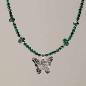 Collar de malaquita con gema de malaquita y colgante de mariposa con hoja real