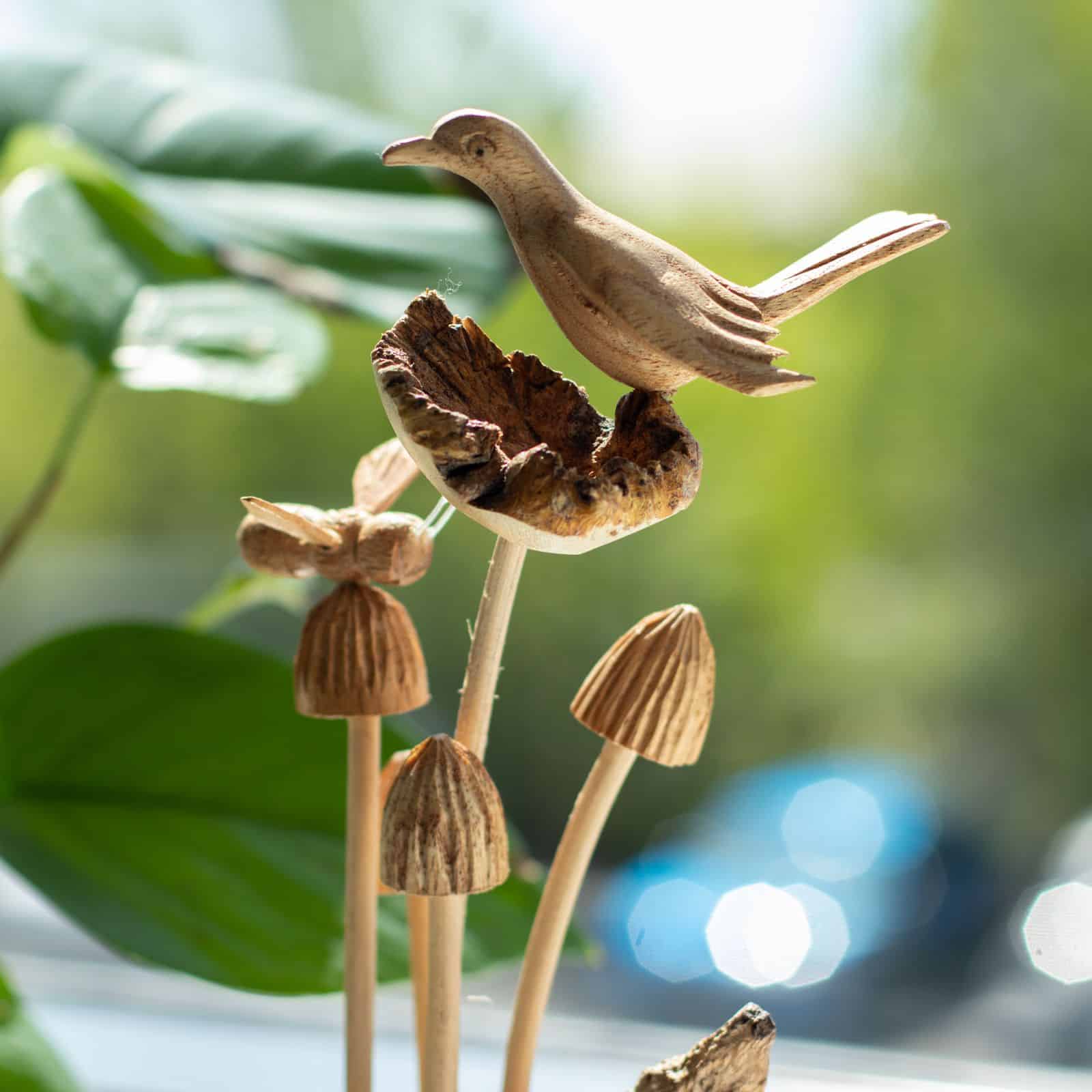 Talla de arte en madera parásita hecha a mano - Pájaro y abeja sobre hongos - Imagen 4