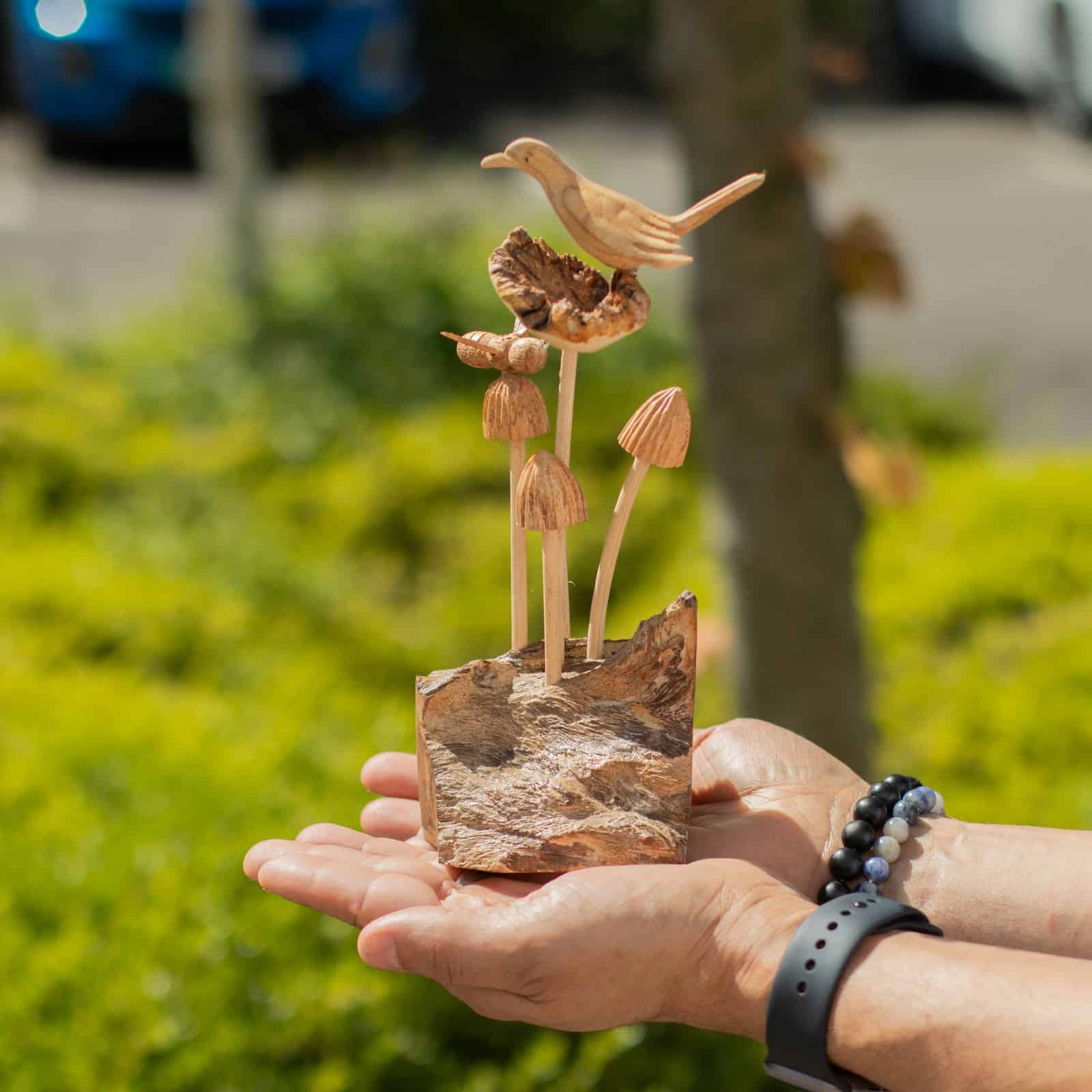 Talla de arte en madera parásita hecha a mano - Pájaro y abeja sobre hongos - Imagen 2